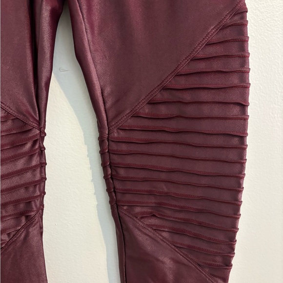 Carbon38 burgundy shiny leggings - Picture 2 of 6